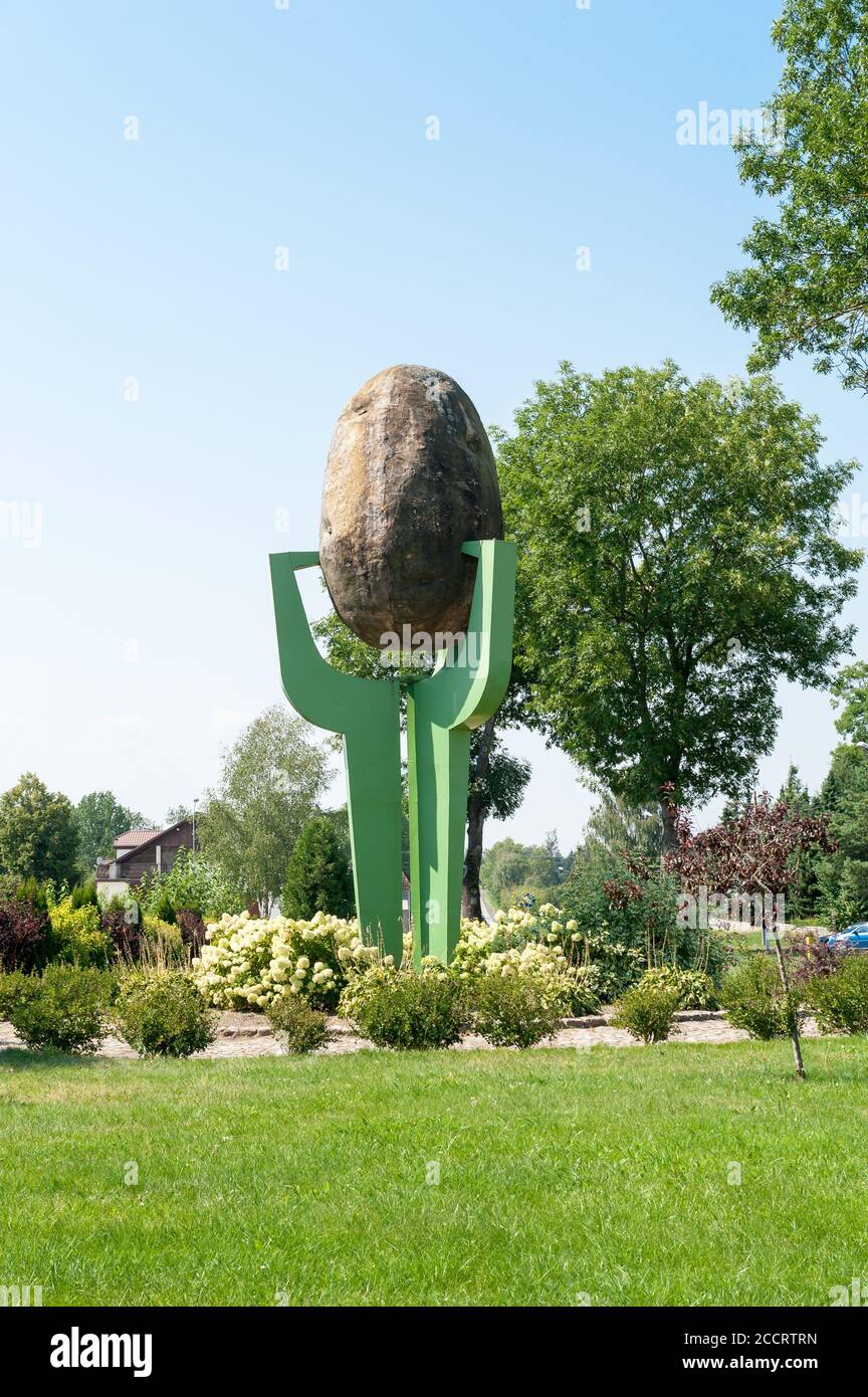 Monument de la pomme de terre (par Wiesław Adamski) à Biesiekierz, comté de Koszalin, Voïvodeship de Poméranie occidentale, dans le nord-ouest de la Pologne Banque D'Images