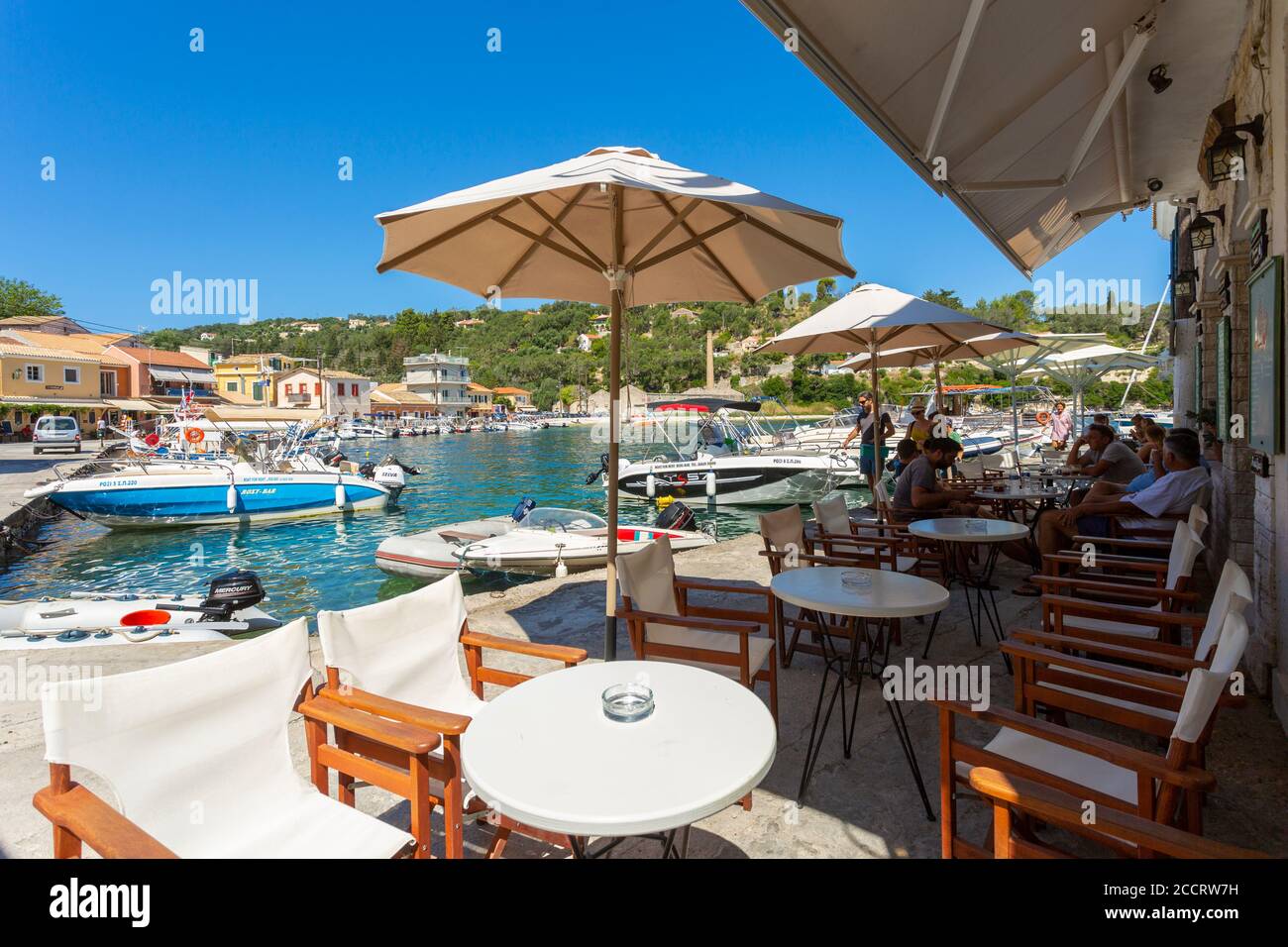 Taverne au port de Longos, Paxos, Iles Ioniennes, Grèce Banque D'Images