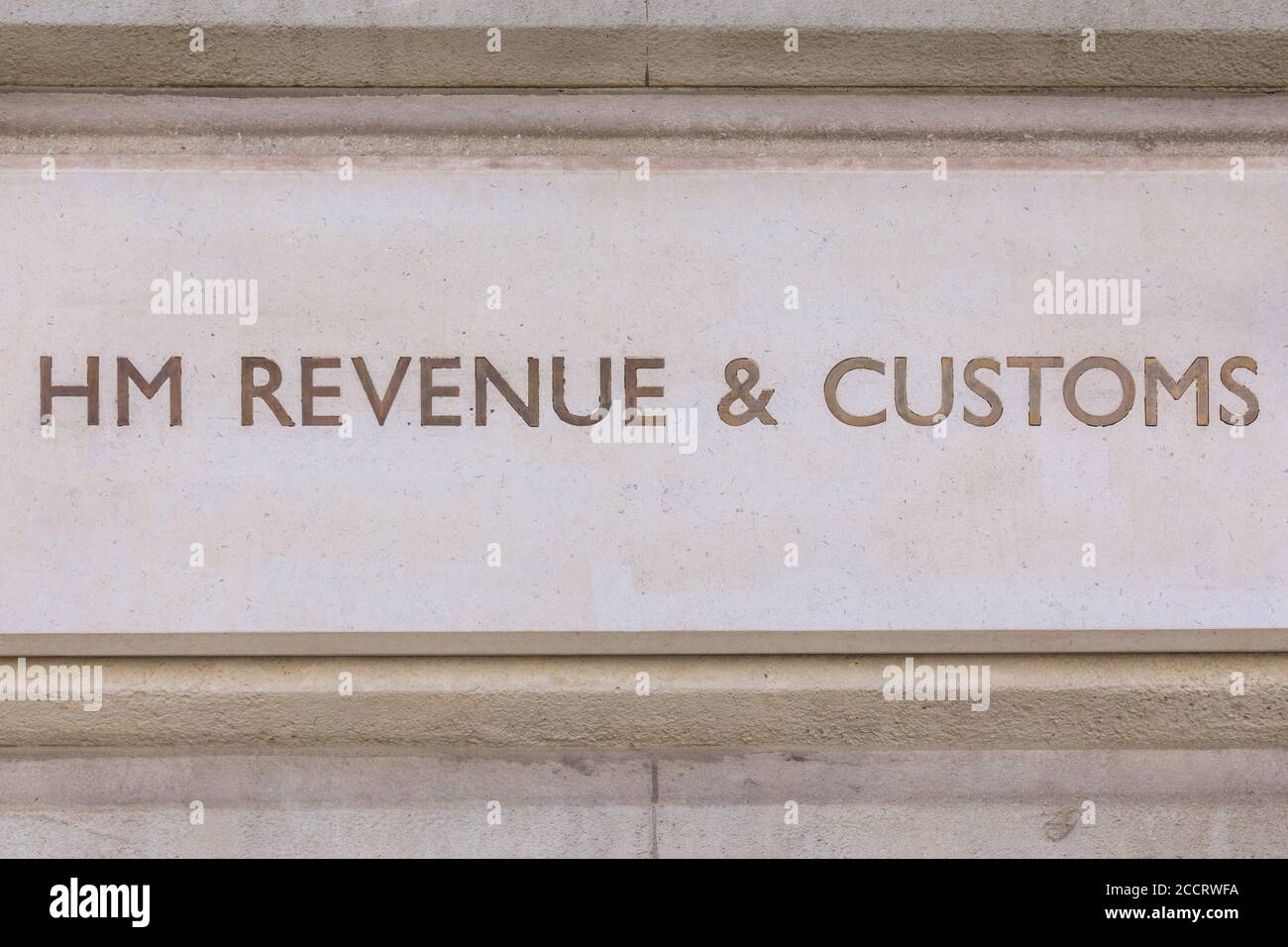 Panneau HMRC HM Revenue & Customs Office devant le bâtiment de Whitehall, Westminster, Londres, Royaume-Uni Banque D'Images