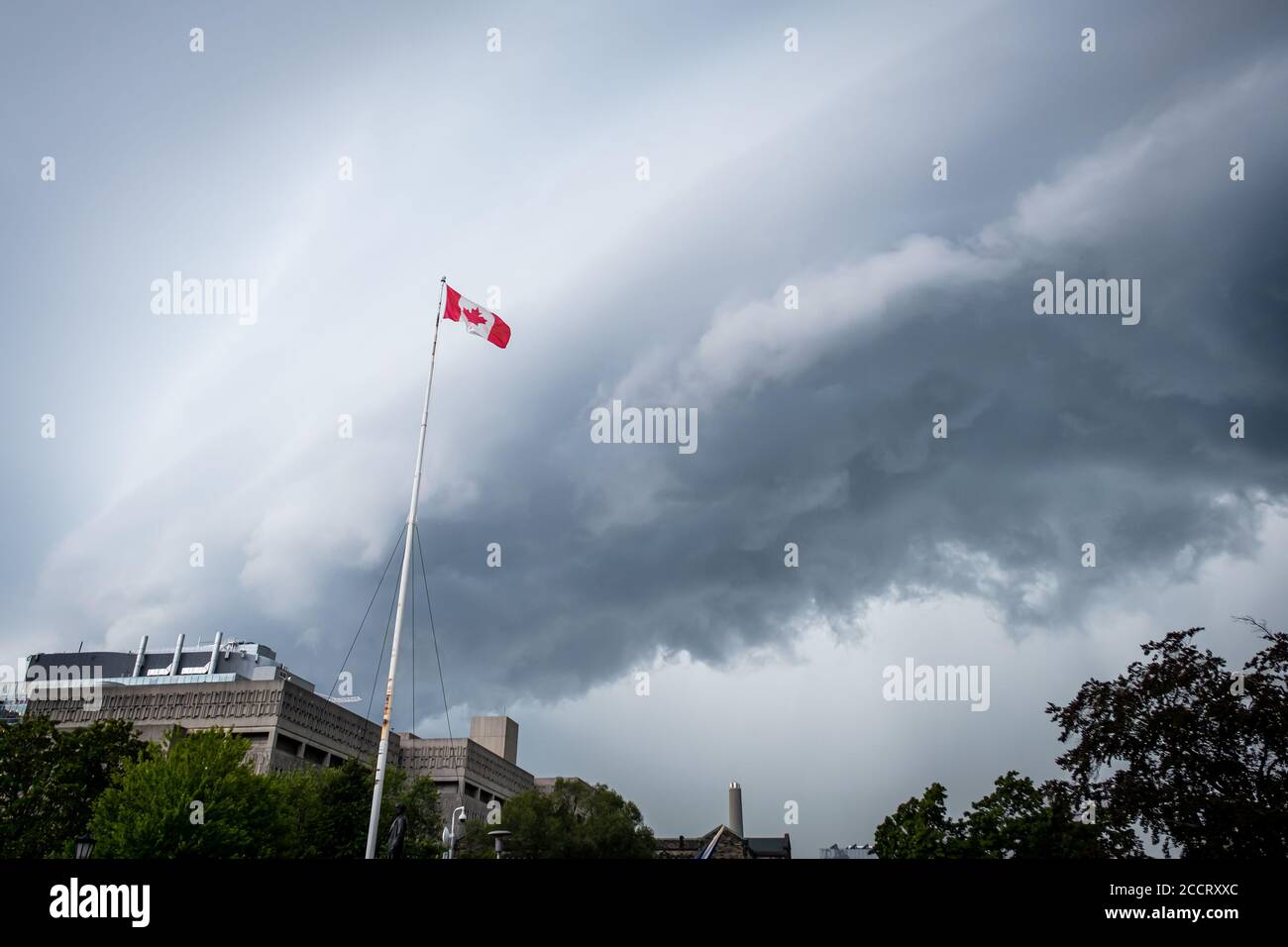 Une tempête se déroule à Toronto, en Ontario, vu depuis Queen's Park. Banque D'Images