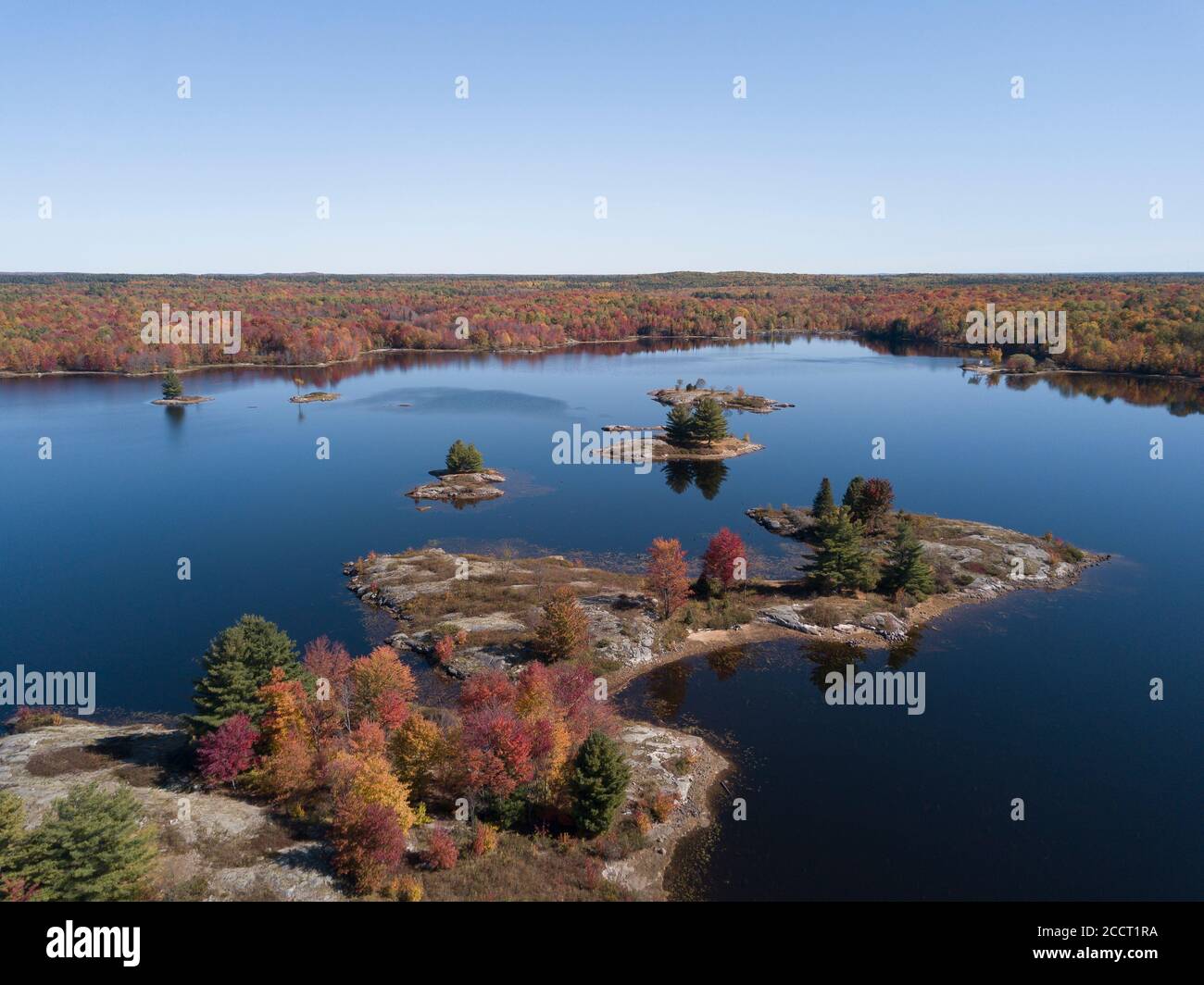 Lac en automne par drone Banque D'Images