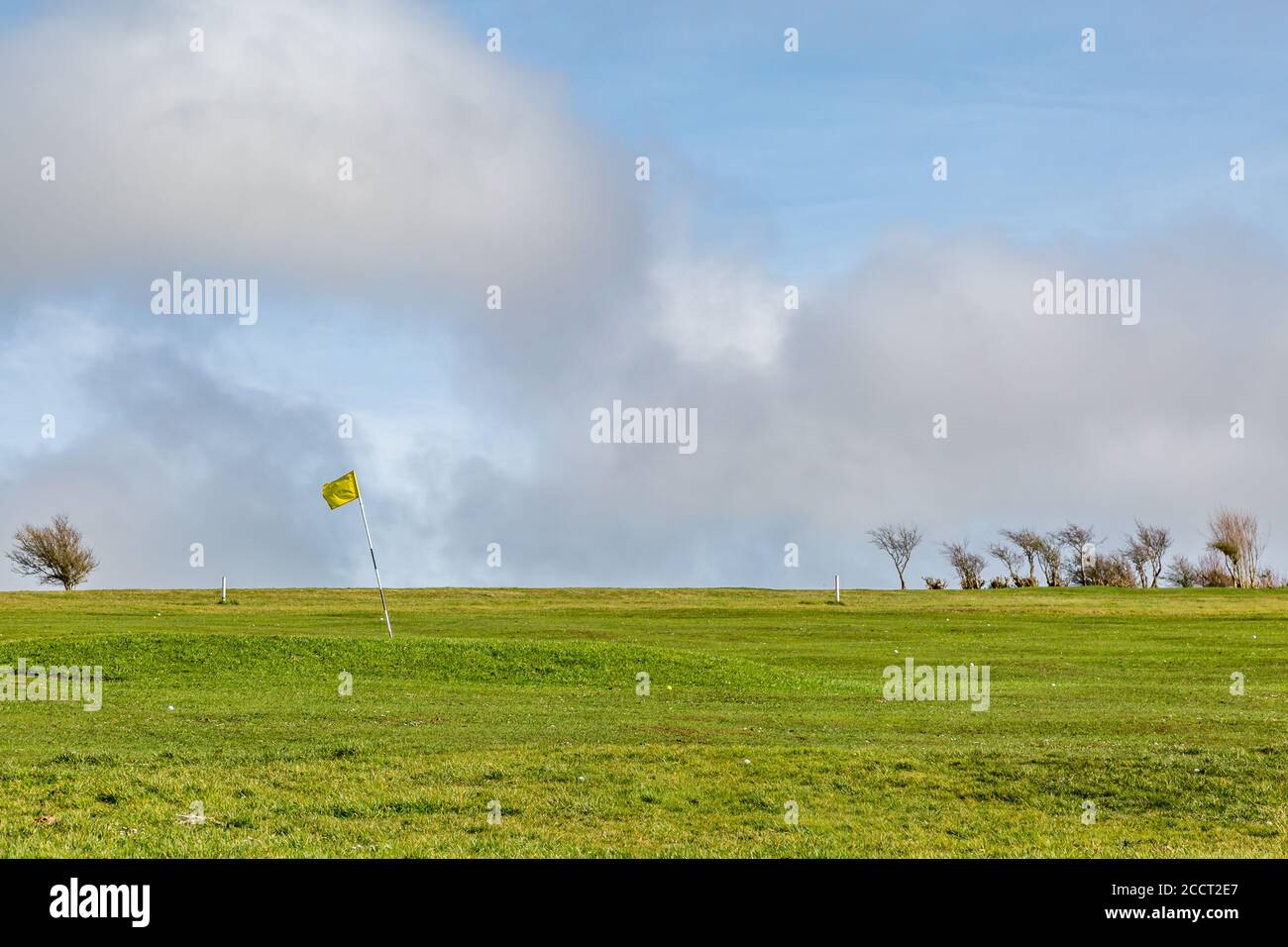 Vue sur un terrain de golf pendant les hivers ensoleillés jour Banque D'Images