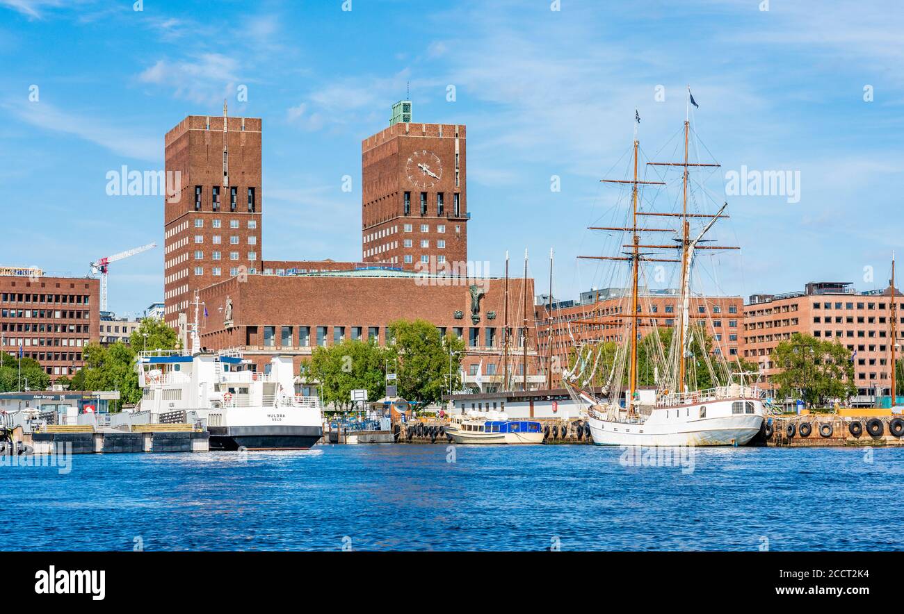Hôtel de ville d'Oslo le Radhuset - site du Nobel Cérémonie de remise des prix vue depuis Oslofjord - Norvège Banque D'Images