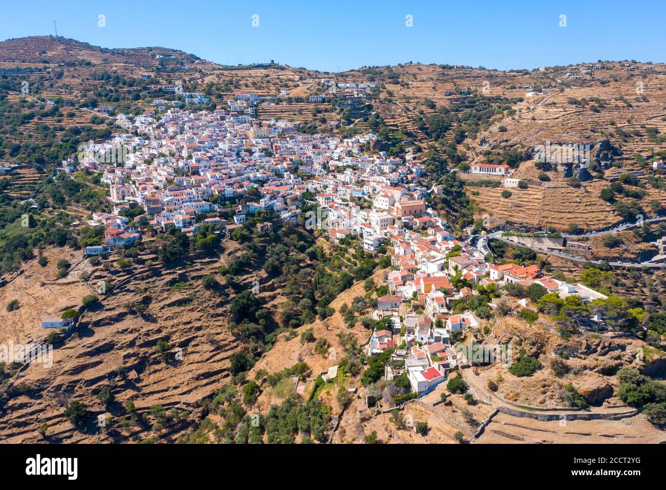Grèce, île de Kea. Vue panoramique sur la capitale, Ioulis. Toits rouges maisons sur le paysage de montagne rocheux Banque D'Images
