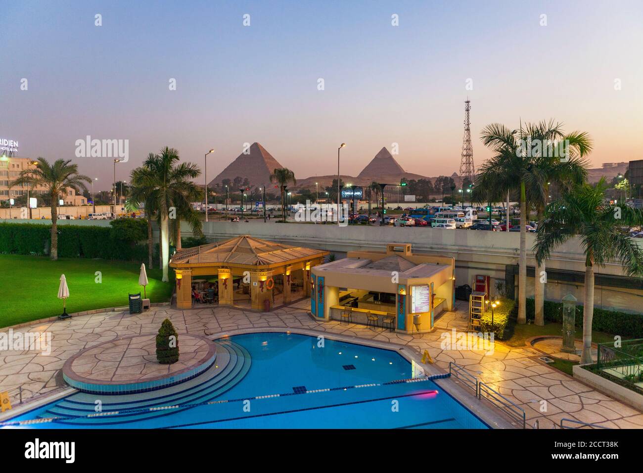 Vue sur les pyramides près de la piscine de l'hôtel, le Caire Banque D'Images