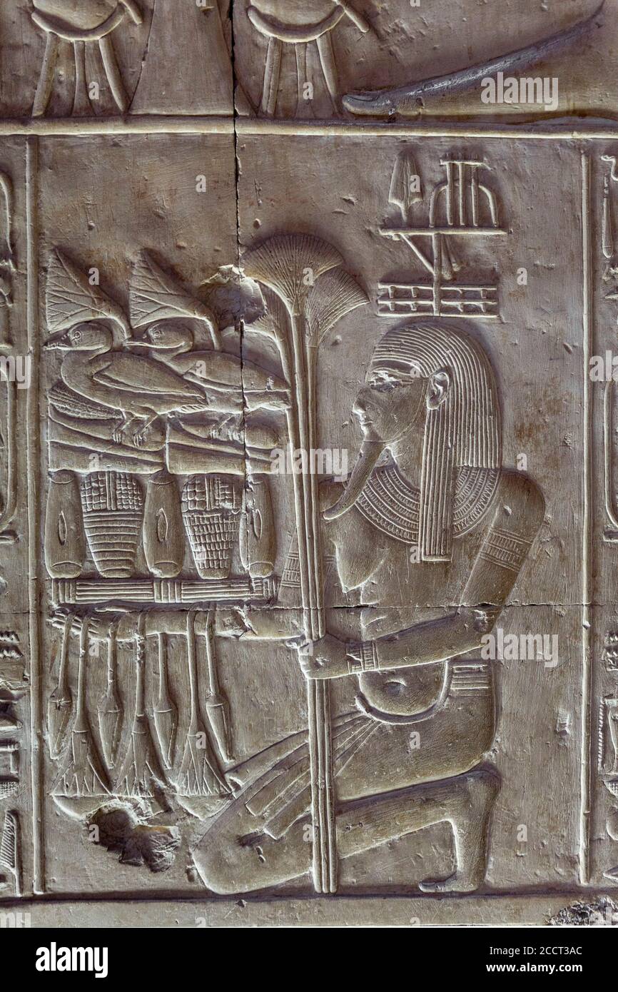 Sculptures murales à Abydos, Égypte Banque D'Images