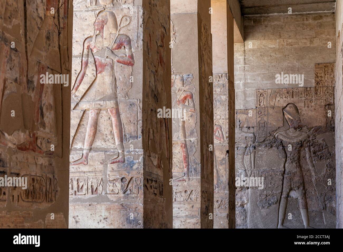 Sculptures murales à Abydos, Égypte Banque D'Images