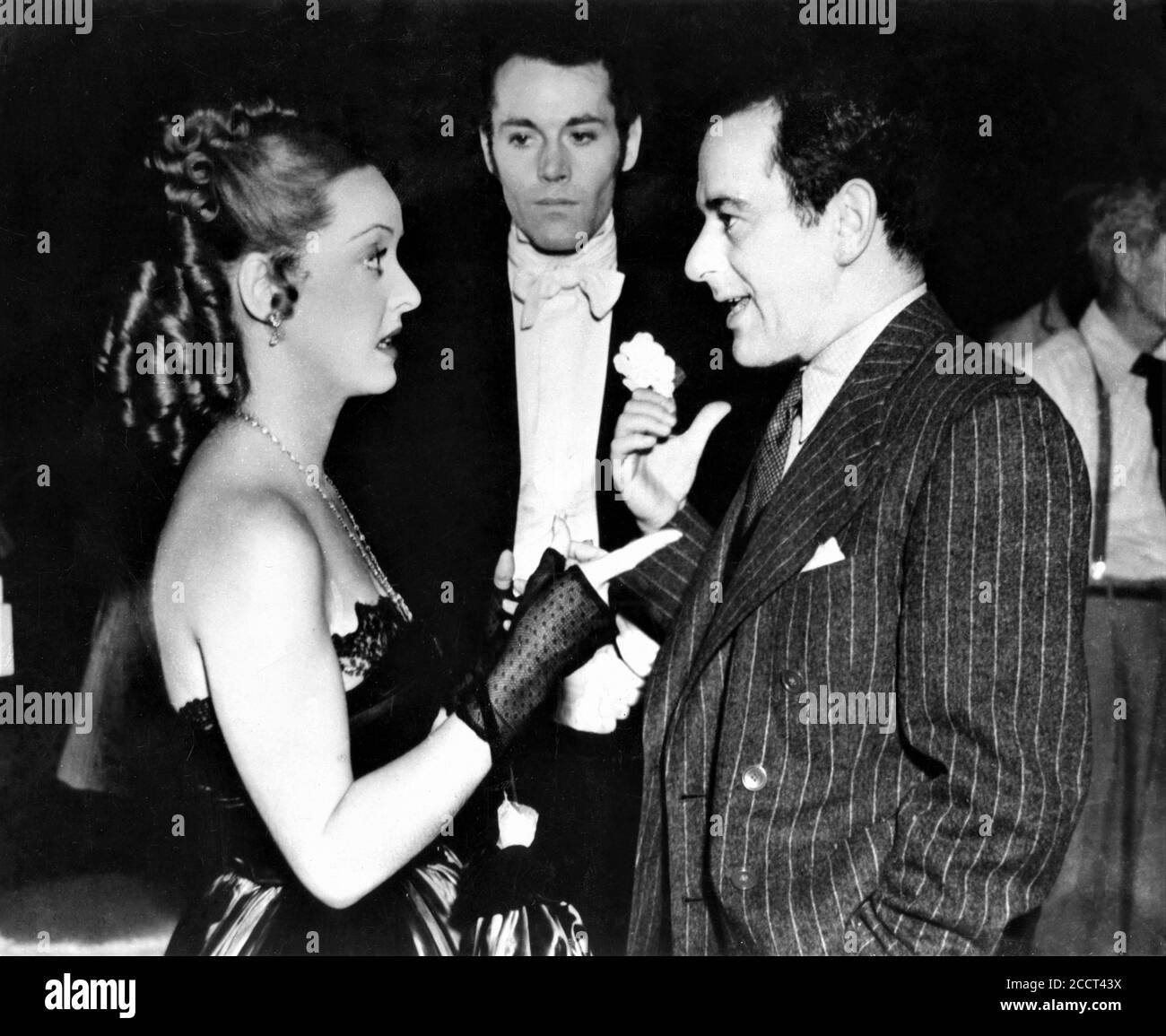 BETTE DAVIS HENRY FONDA et le réalisateur WILLIAM WYLER sur scène Candid tournage scène de balle à JEZEBEL 1938 réalisateur WILLIAM WYLER de la pièce par Owen Davis musique Max Steiner costumes Orry-Kelly Warner Bros. Banque D'Images