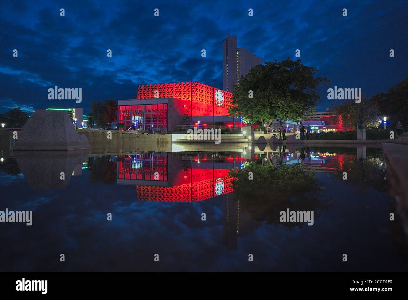 Salle de concert ilominisée rouge dans le centre-ville de Chemnitz, Allemagne Banque D'Images