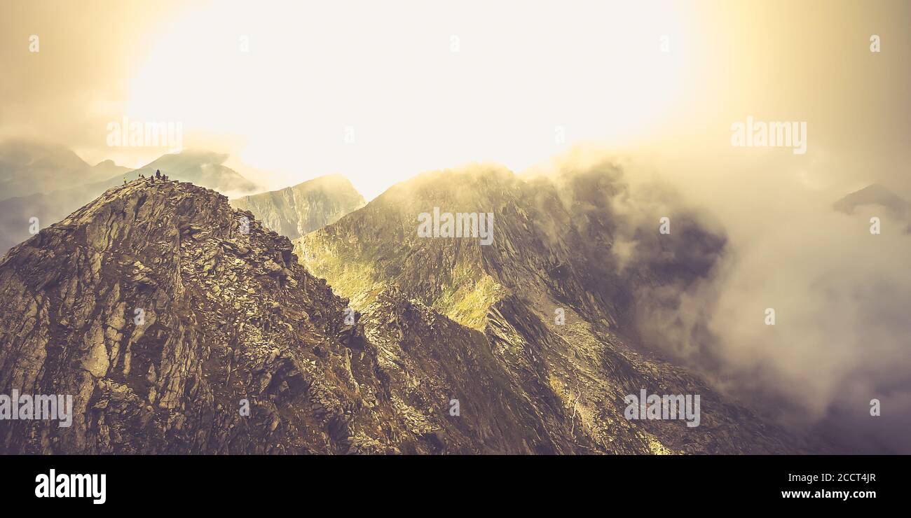 Misty Fagaras Mountains, Roumanie. Brume sur les alpes de Transylvanie. Banque D'Images