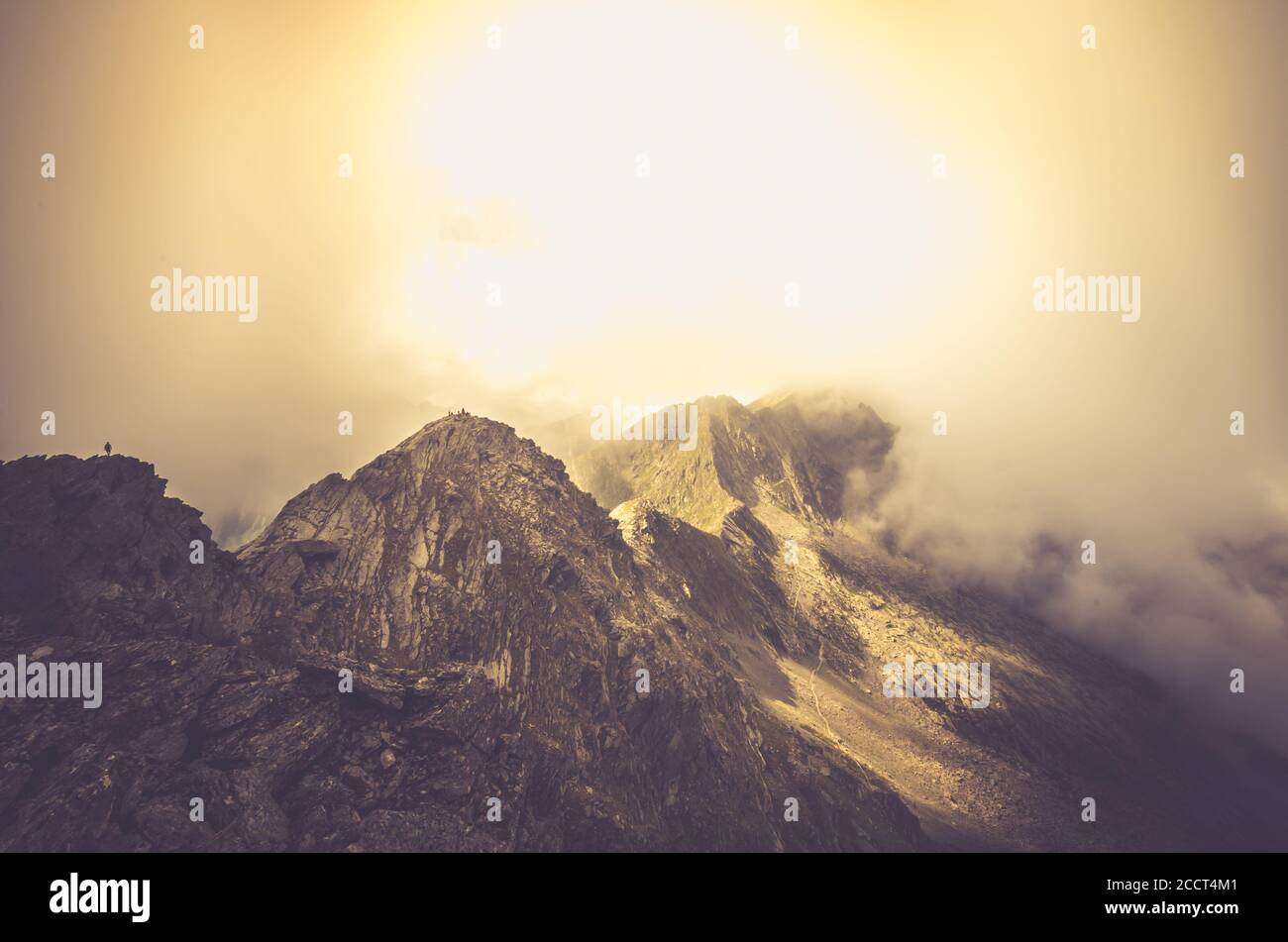 Misty Fagaras Mountains, Roumanie. Brume sur les alpes de Transylvanie. Banque D'Images