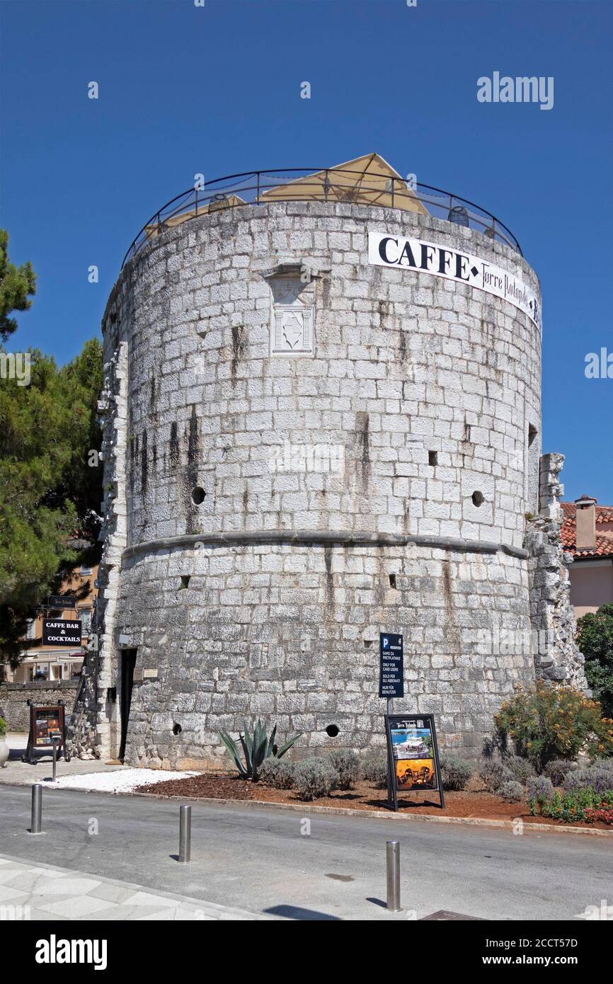 Restaurant dans une tour, port, Porec, Istrie, Croatie Banque D'Images