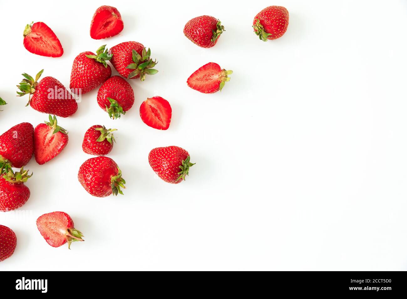 Fraise isolée sur fond blanc. Pose à plat. Vue de dessus. Baies sucrées d'été Banque D'Images