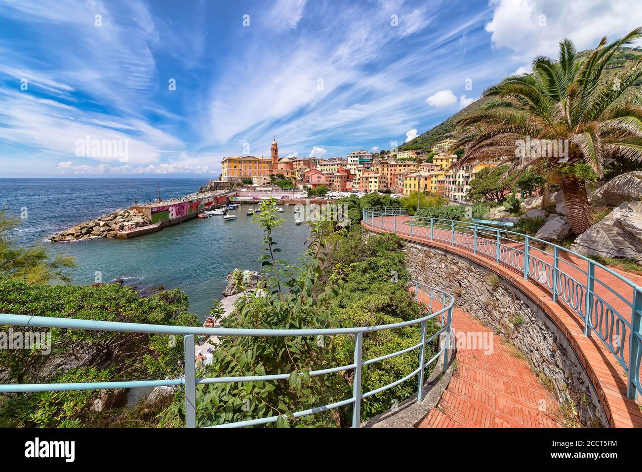 Village de Nervi vu de 'Passeggiata Anita Garibaldi', Italie. Un point d'intérêt majeur à Nervi est cette passerelle le long des falaises de l'océan Banque D'Images