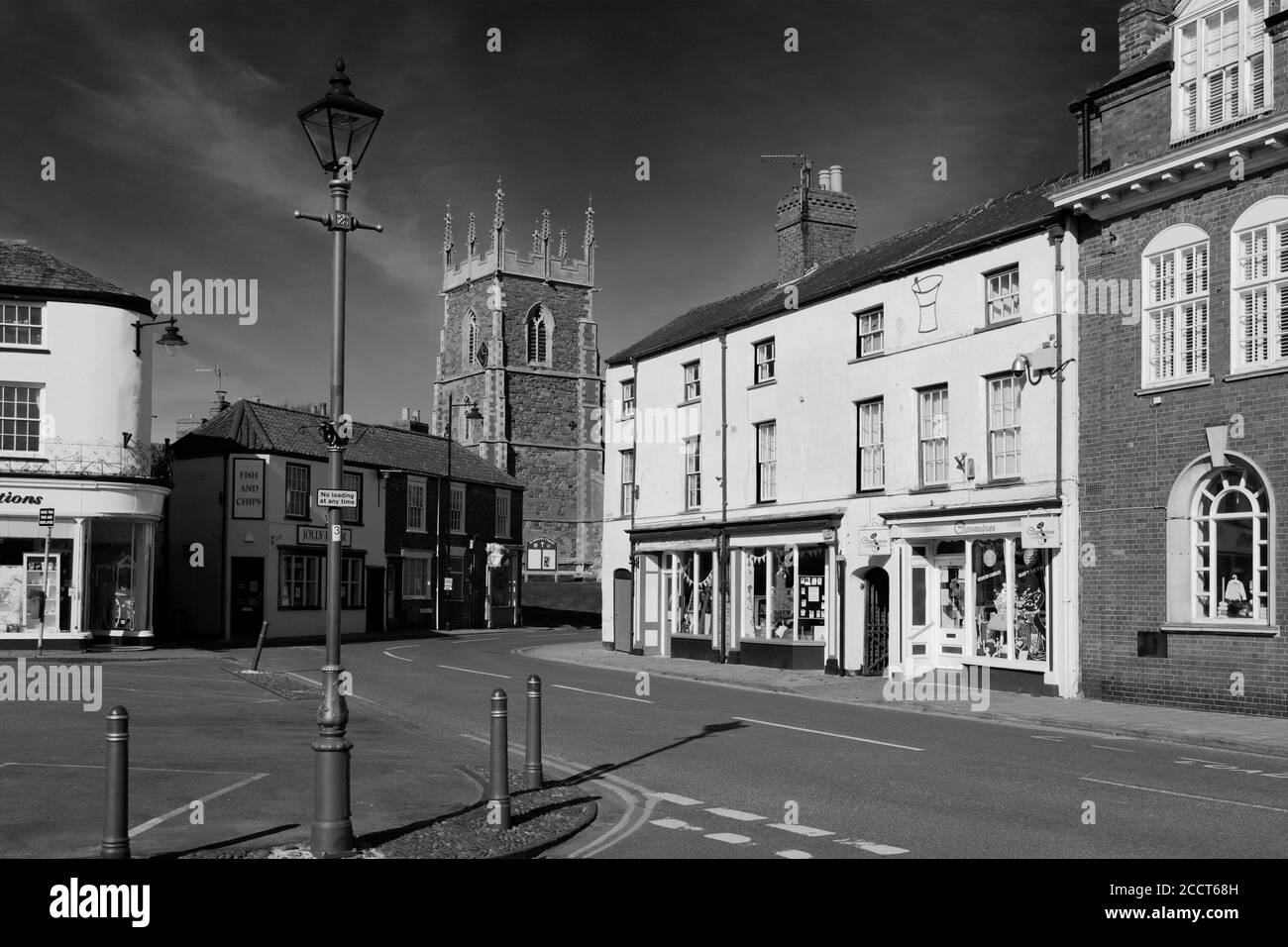 Vue sur la rue de la ville d'Alford avec l'église St Wilfreds, Lincolnshire, Angleterre ; Royaume-Uni Banque D'Images