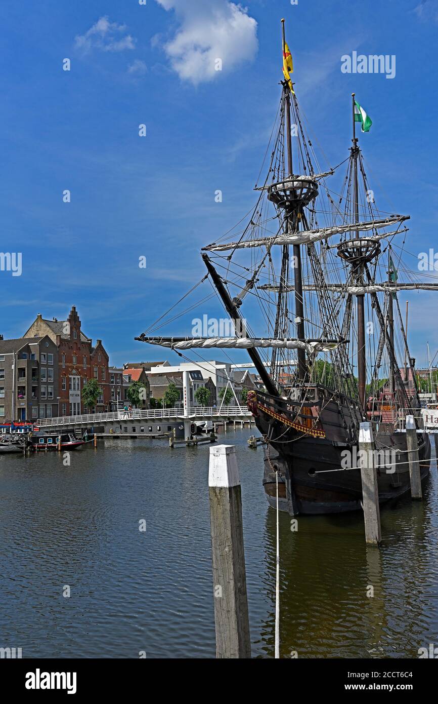 rotterdam delfshaven, pays-bas - 2020.06.15: réplique de la moitié de la lune (construit en 1608) le navire de l'est néerlandais de l'inde compagnie avec Banque D'Images