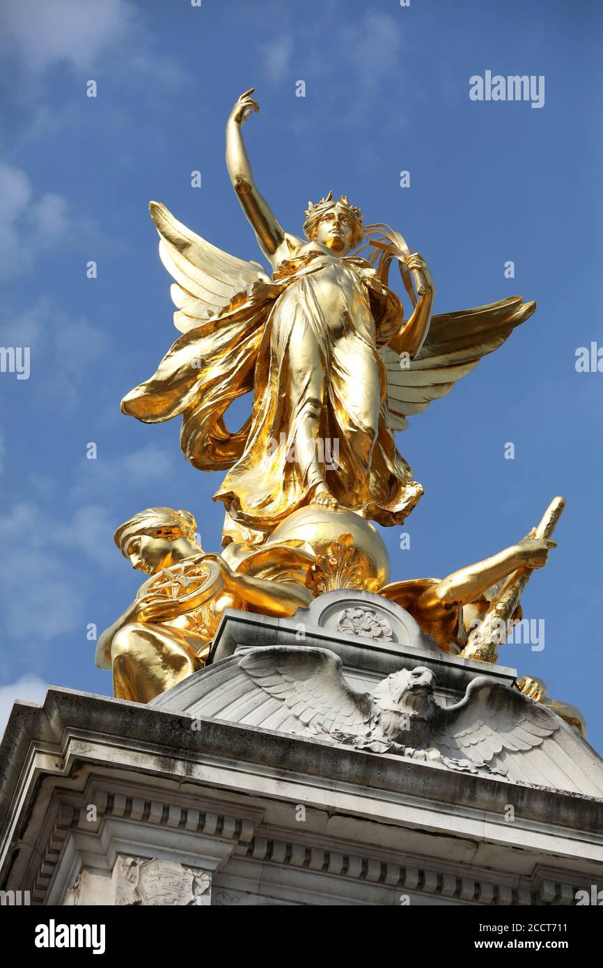 Vues générales sur Buckingham Palace et le Victoria Memorial, y compris la victoire dorée en bronze et la reine Victoria, Londres, Royaume-Uni. Banque D'Images