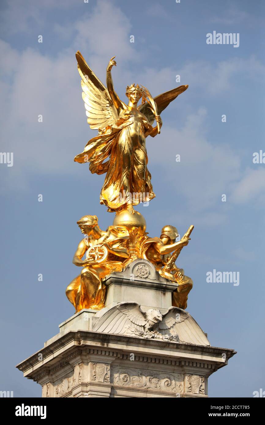 Vues générales sur Buckingham Palace et le Victoria Memorial, y compris la victoire dorée en bronze et la reine Victoria, Londres, Royaume-Uni. Banque D'Images