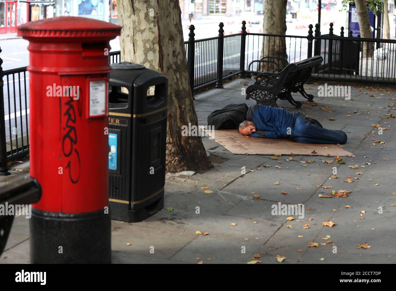 Un homme sans-abri photographié dormant à l'agée sur Brompton Road, Londres, Royaume-Uni. Banque D'Images