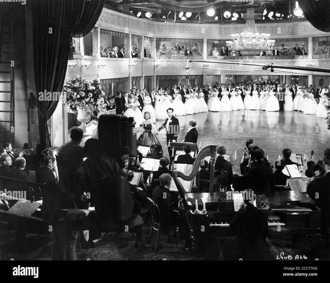 BETTE DAVIS et HENRY FONDA sur le plateau Candid avec Camera Crew tournage de la scène de balle à JEZEBEL 1938 réalisateur WILLIAM WYLER de jouer par Owen Davis musique Max Steiner costumes Orry-Kelly Warner Bros. Banque D'Images