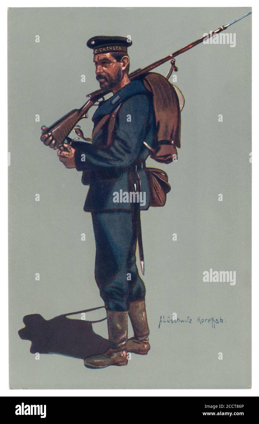 Carte postale historique allemande: Un marin kaisermarine du navire de guerre SMS Sachsen (1916), entièrement équipé, avec un fusil sur son épaule, la première guerre mondiale Banque D'Images