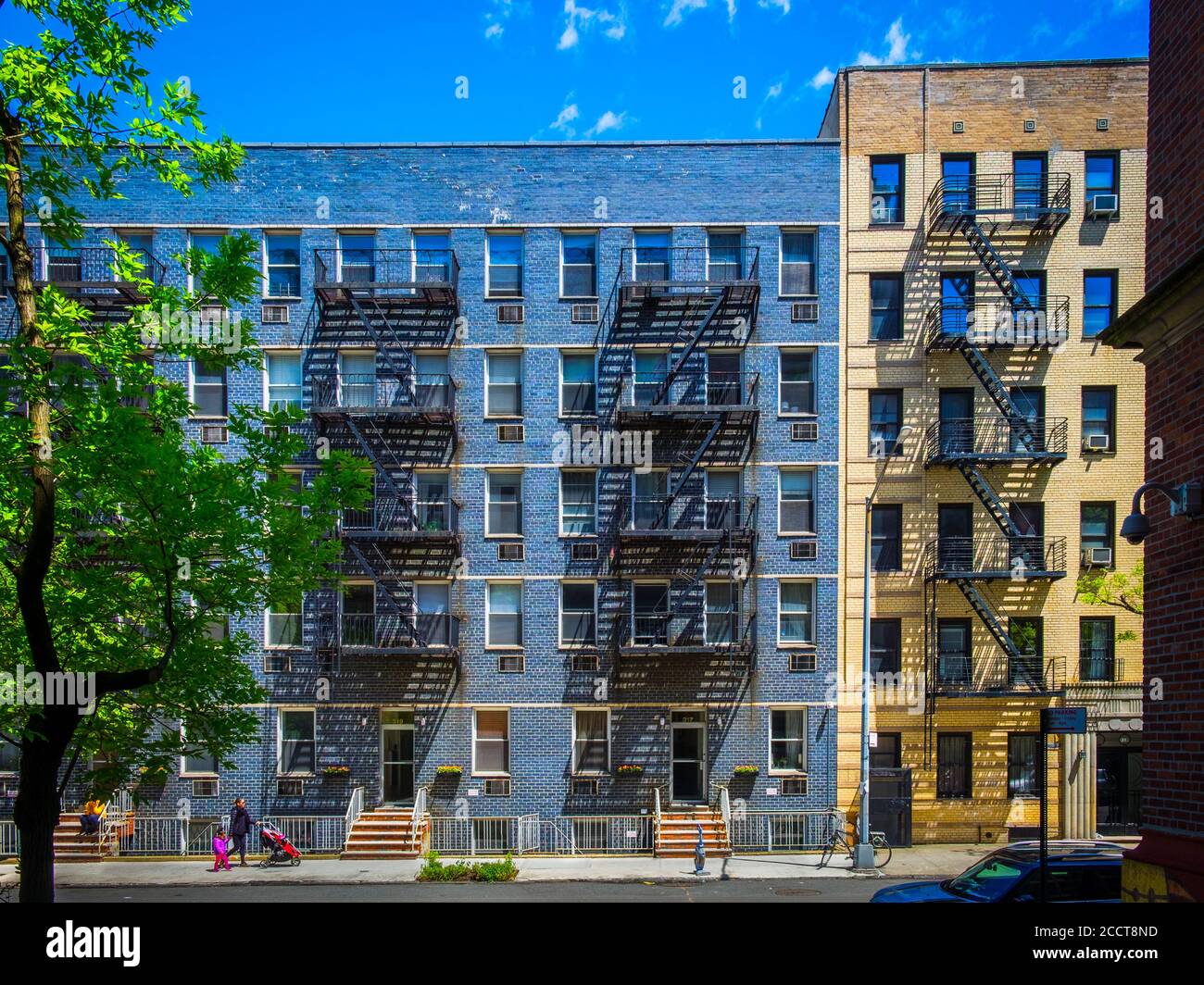 New York City, États-Unis, mai 2019, bâtiment en briques bleues et un jaune à Chelsea Banque D'Images