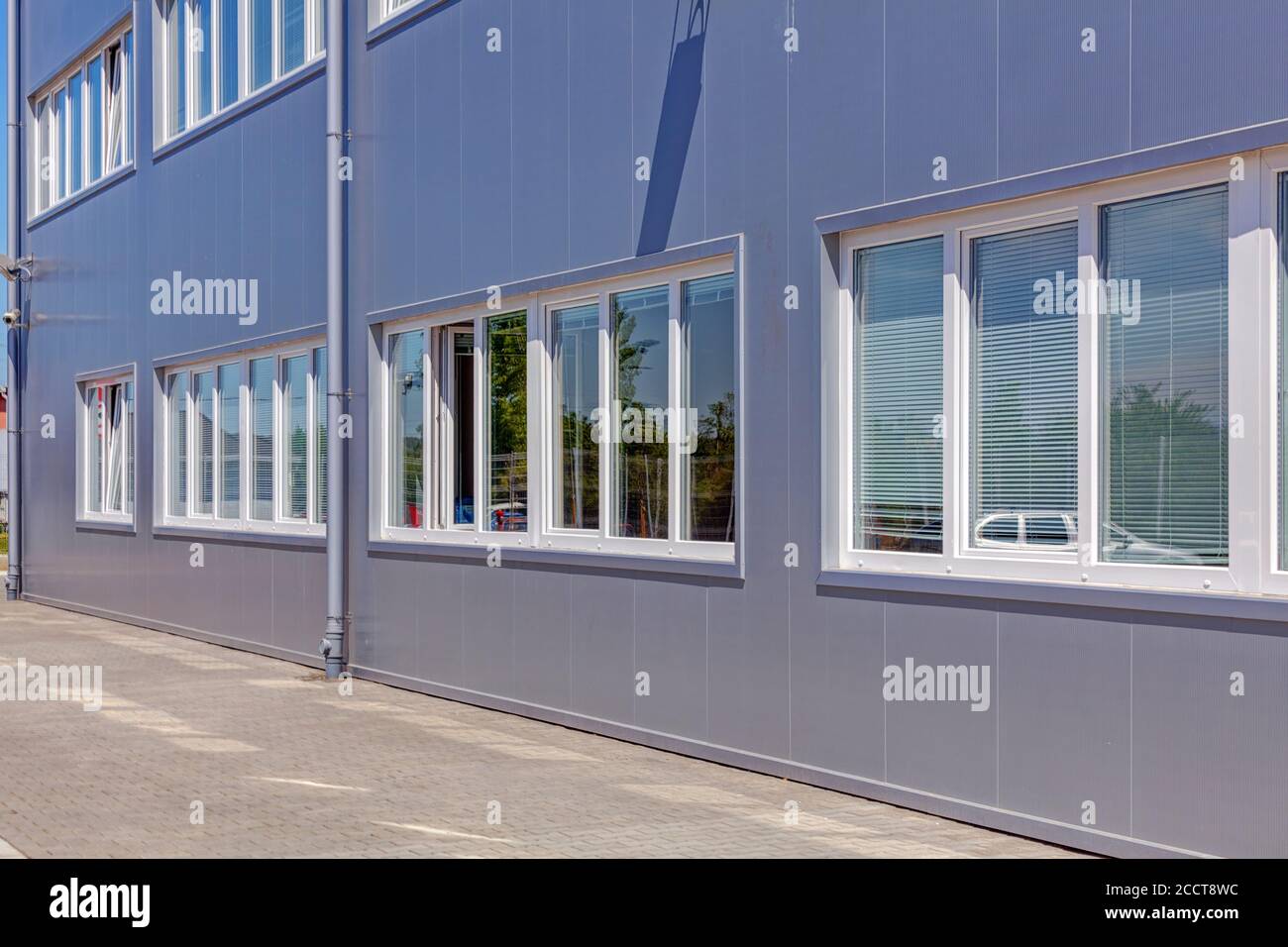 fenêtres sur le bâtiment industriel Photo Stock - Alamy
