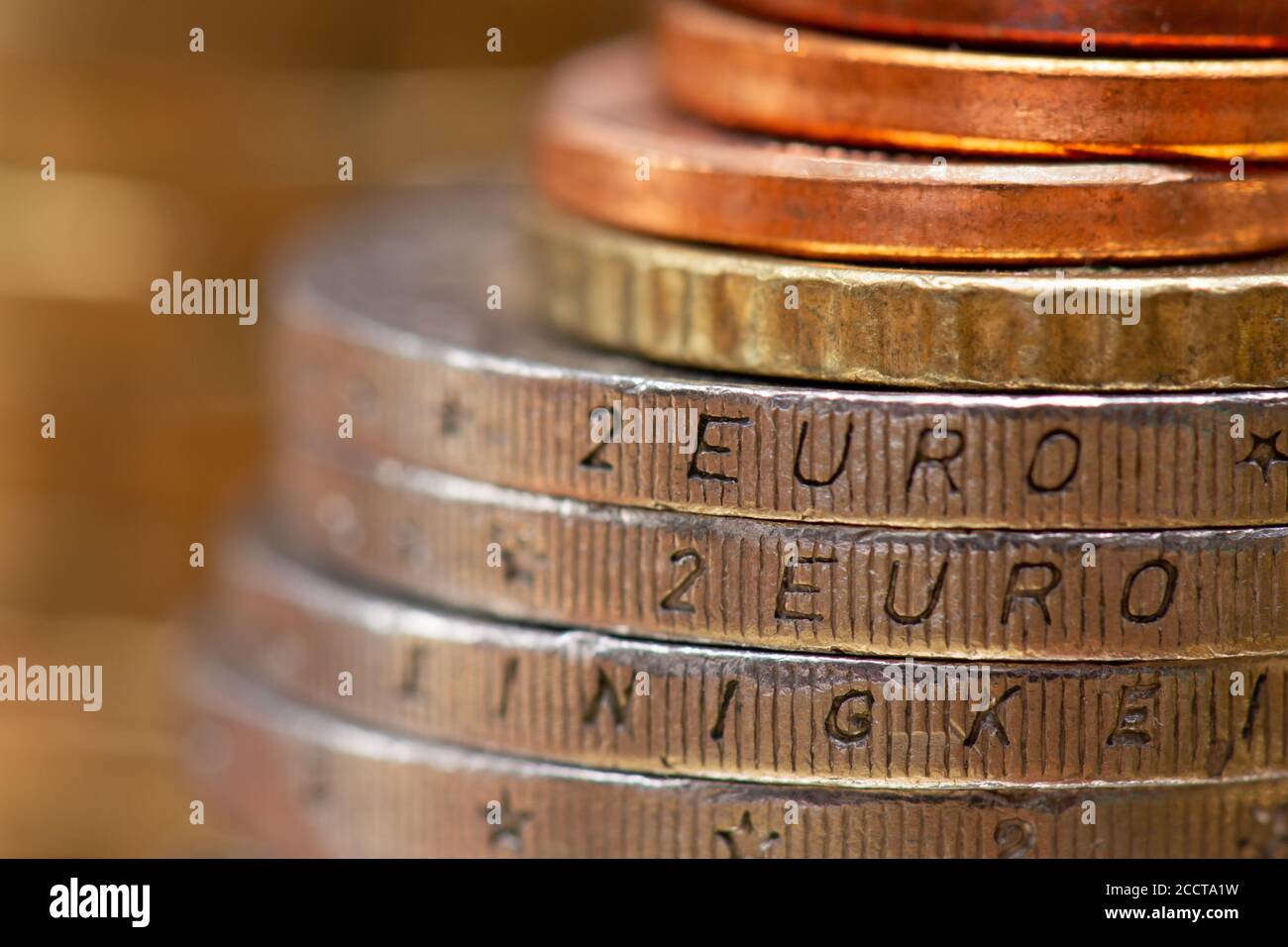 Vue rapprochée d'une pile de pièces en euros. '2 euro' gravé sur le côté de deux pièces Banque D'Images