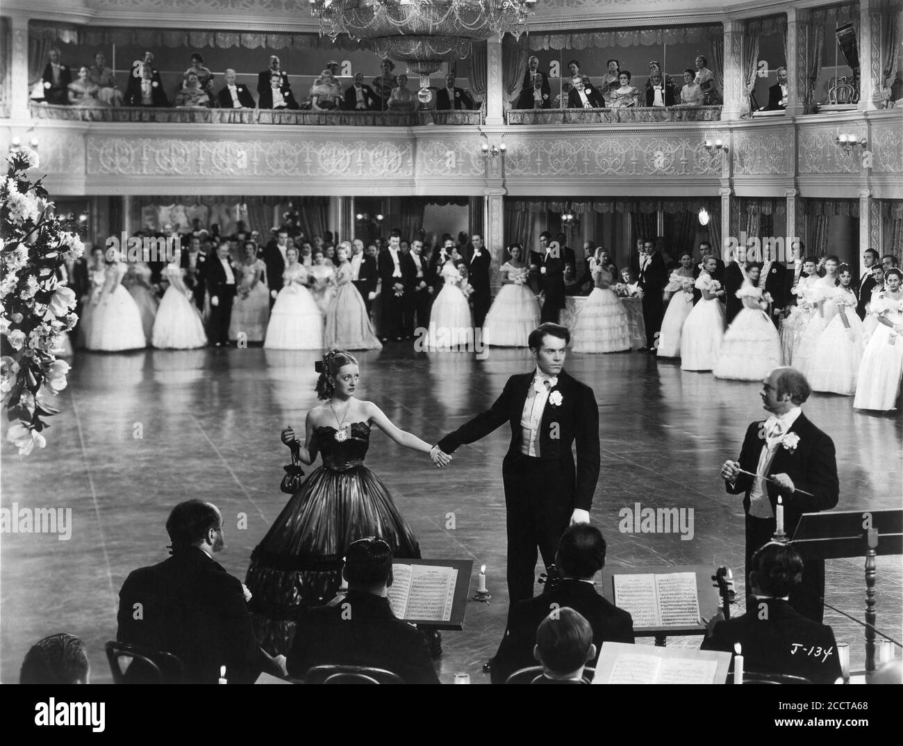 BETTE DAVIS et HENRY FONDA dans la scène de balle à JEZEBEL 1938 réalisateur WILLIAM WYLER de la pièce par Owen Davis musique Max Steiner costumes Orry-Kelly Warner Bros. Banque D'Images