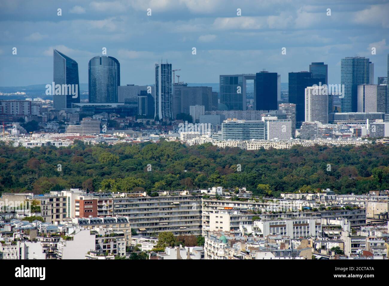 Vue aérienne des tours de la Défense, du quartier des affaires de Paris, de France, des bâtiments parisiens et du bois de Boulogne en premier plan Banque D'Images