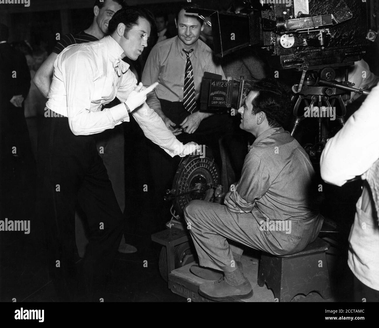HENRY FONDA et le réalisateur WILLIAM WYLER avec Camera Crew sur le plateau Candid pendant le tournage de ball Scene à JEZEBEL 1938 de la pièce par Owen Davis musique Max Steiner costumes Orry-Kelly Warner Bros. Banque D'Images