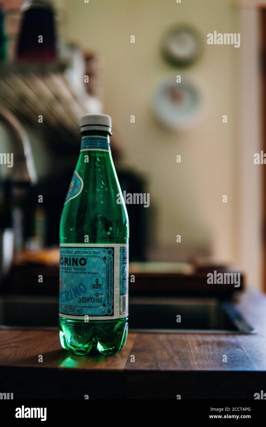 Eau pétillante dans la cuisine Banque D'Images