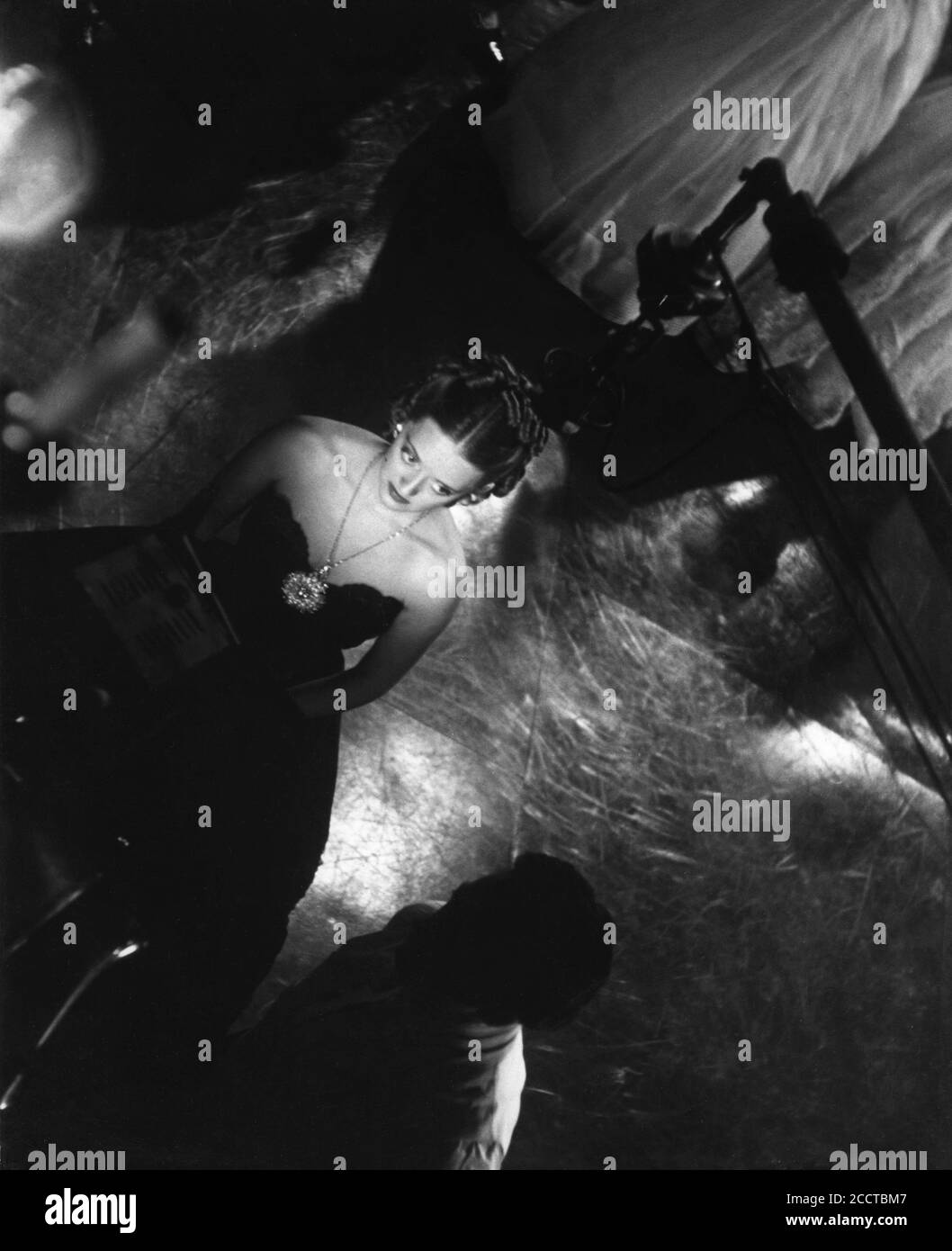 BETTE DAVIS et membre de l'équipe de cinéma sur le terrain Candid tournage de la scène de balle à JEZEBEL 1938 réalisateur WILLIAM WYLER de la pièce par Owen Davis musique Max Steiner costumes Orry-Kelly Warner Bros. Banque D'Images