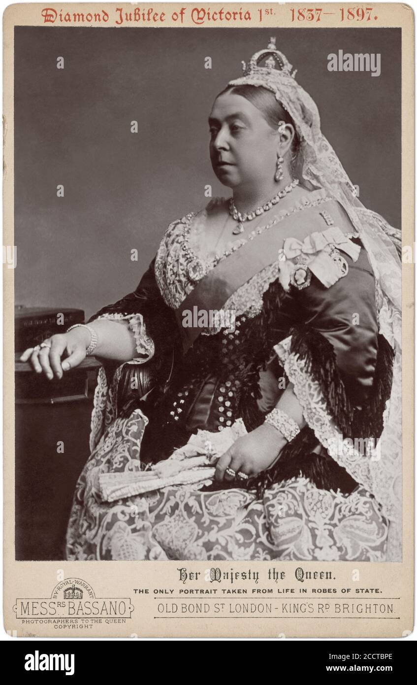 Reine Victoria (1819-1901), Reine du Royaume-Uni de 1837 jusqu'à sa mort, montrée sur le Jubilé de diamant (60ème anniversaire) de son règne. Cette carte photo 1897 de Messieurs Bassano de Londres et Brighton indique que cette photo est « le seul portrait pris de la vie dans des robes d'État ». Banque D'Images