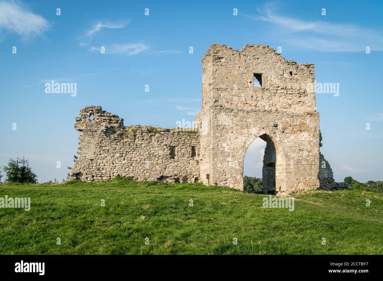Ruines du château de Kremenets situé au sommet d'une colline dans la ville de Kremenets, région de Ternopil, Ukraine. Destinations de voyage et architecture historique à UKR Banque D'Images