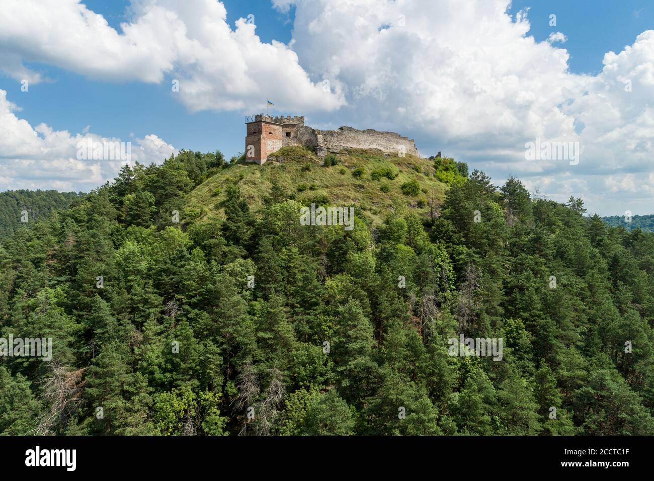 Les ruines du château de Kremenets sont situées en haut d'une colline dans la ville de Kremenets, région de Ternopil, Ukraine. Destinations touristiques et architecture historique en Ukraine Banque D'Images