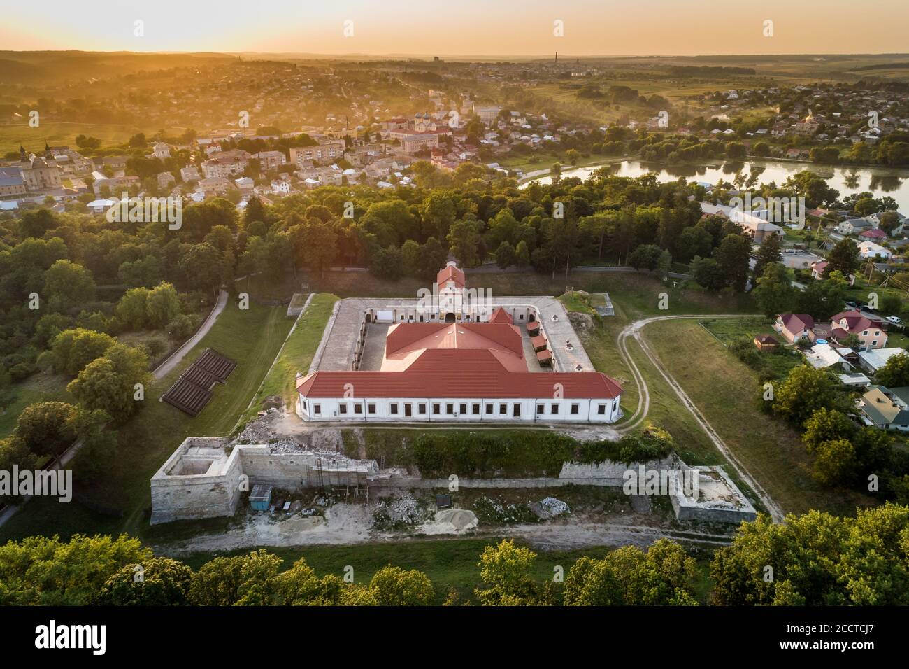 Vue aérienne au coucher du soleil sur un château de Zbarazh dans la ville de Zbarazh, région de Ternopil, Ukraine. Destinations touristiques et architecture historique en Ukraine Banque D'Images
