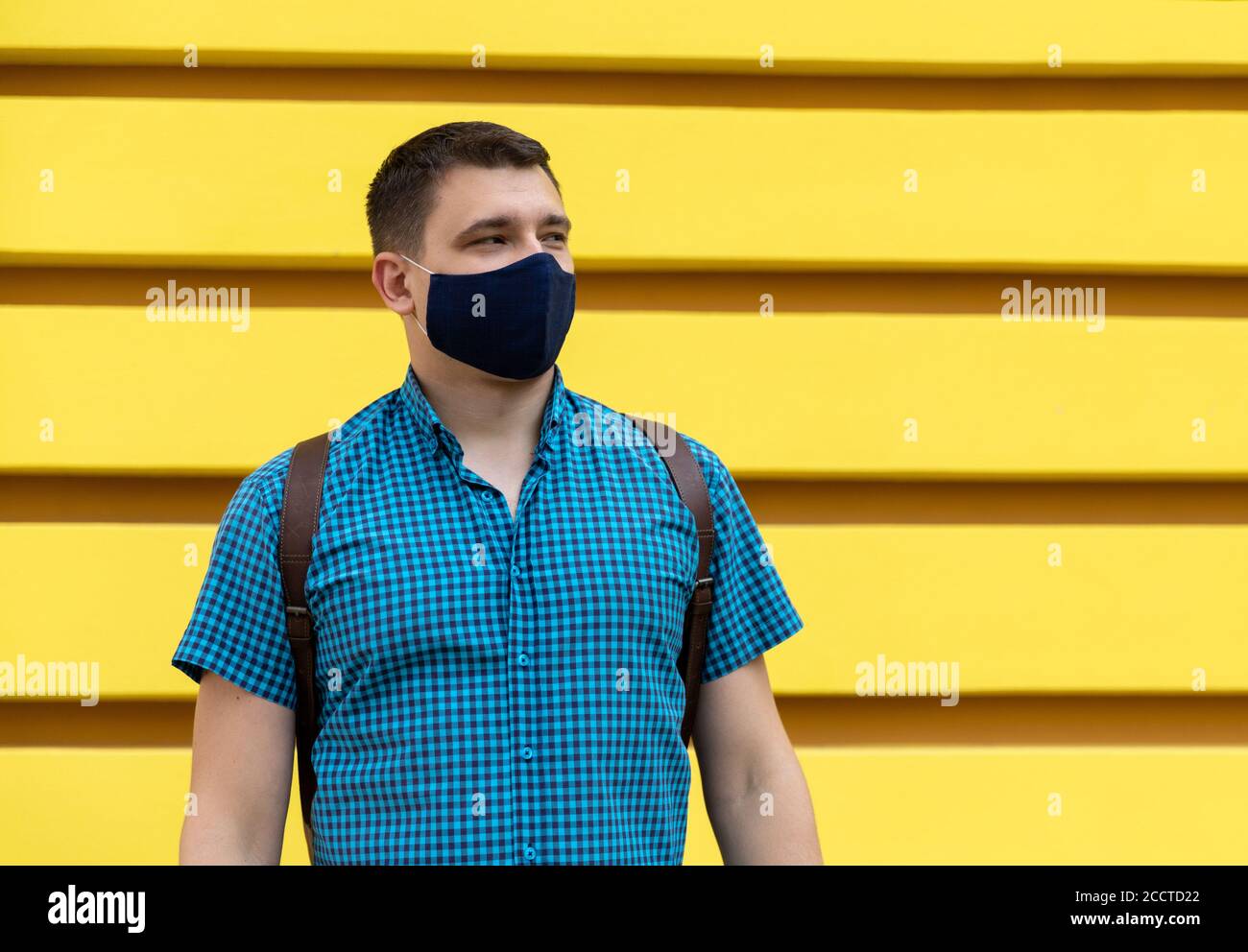 Homme dans des vêtements décontractés qui se promit dans la ville Banque D'Images