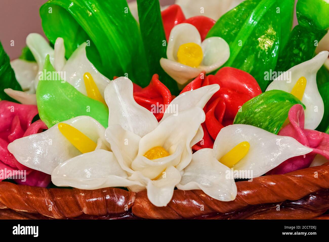 Panier avec fleurs en sucre fondu et coloré Banque D'Images