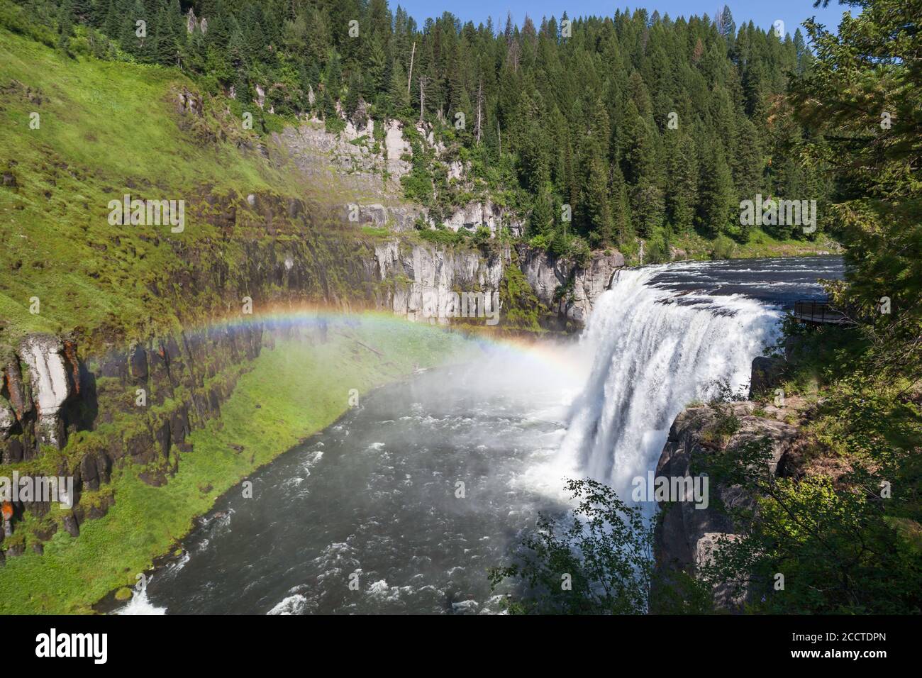 Un arc-en-ciel dans la brume d'Upper Mesa Falls AS il se cascade au-dessus d'une falaise dans la nature sauvage sauvage de Hennys Fork de la rivière Snake le long des chutes Mesa Banque D'Images