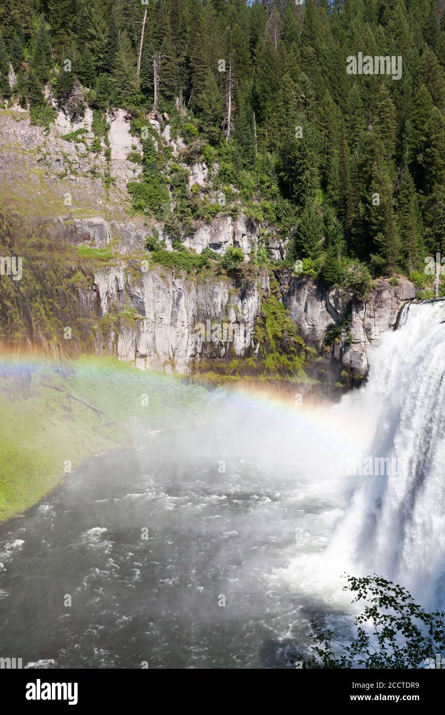 Un arc-en-ciel dans la brume d'Upper Mesa Falls AS il se cascade au-dessus d'une falaise dans la nature sauvage sauvage de Hennys Fork de la rivière Snake le long des chutes Mesa Banque D'Images