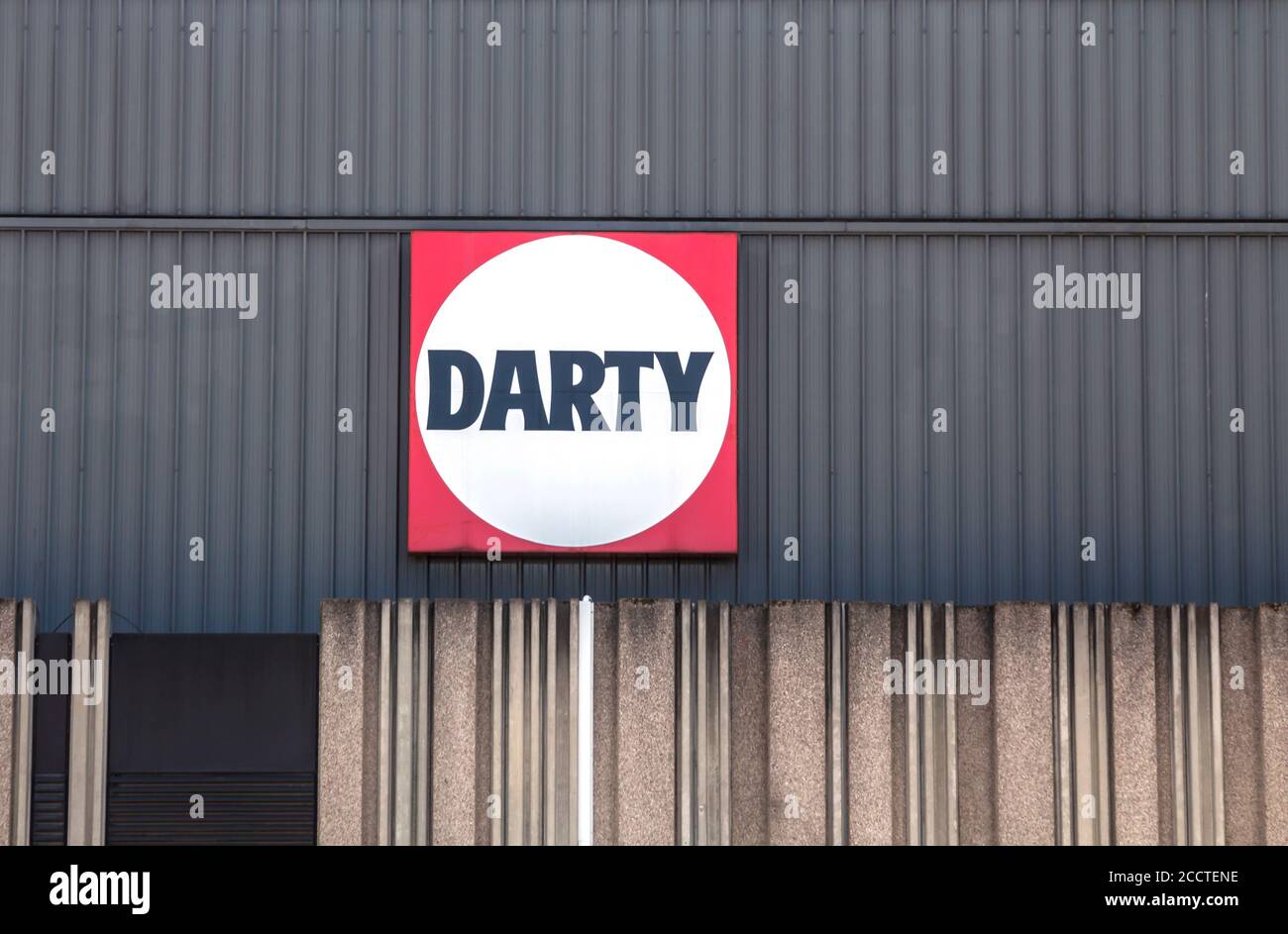 Strasbourg, France, 3 juillet 2019 : logo Darty sur un mur. Darty, fondée en 1957, est spécialisée dans la vente au détail d'électricité et est présente dans toute l'Europe Banque D'Images