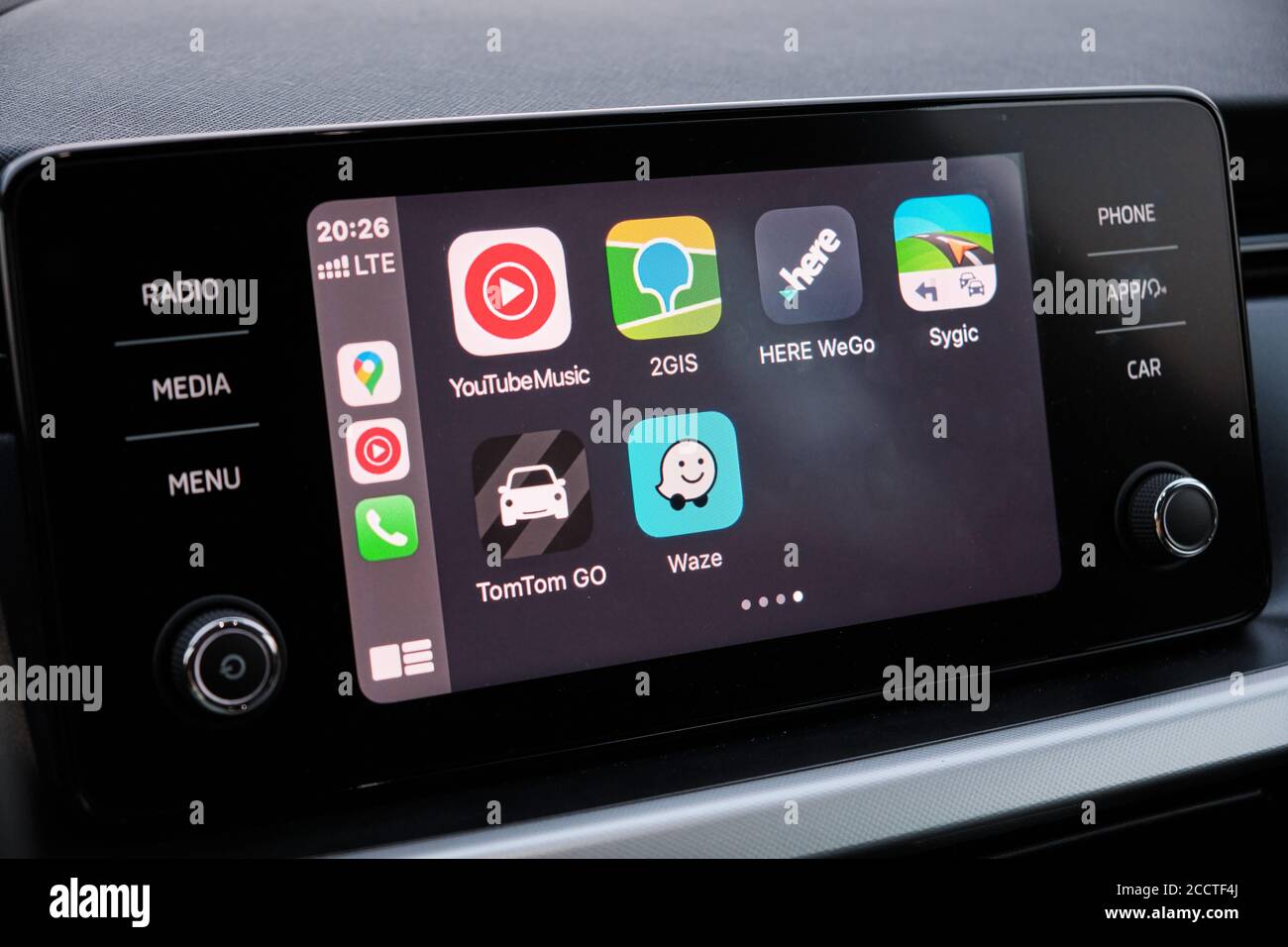 Écran Apple CarPlay dans le tableau de bord de la voiture.  Music,  Waze, 2GIS, Here WeGo, Sygic, TomTom Go logo sur l'écran dans l'automobile,  août 2020 Photo Stock - Alamy