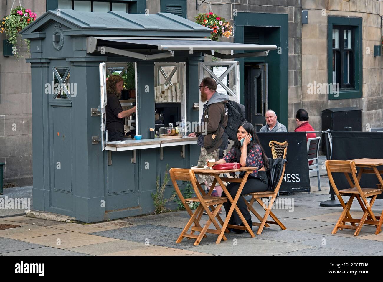 Une ancienne boîte de police à Édimbourg qui a été transformée en une cabine de café sur Lothian Road, Édimbourg, Écosse, Royaume-Uni. Banque D'Images