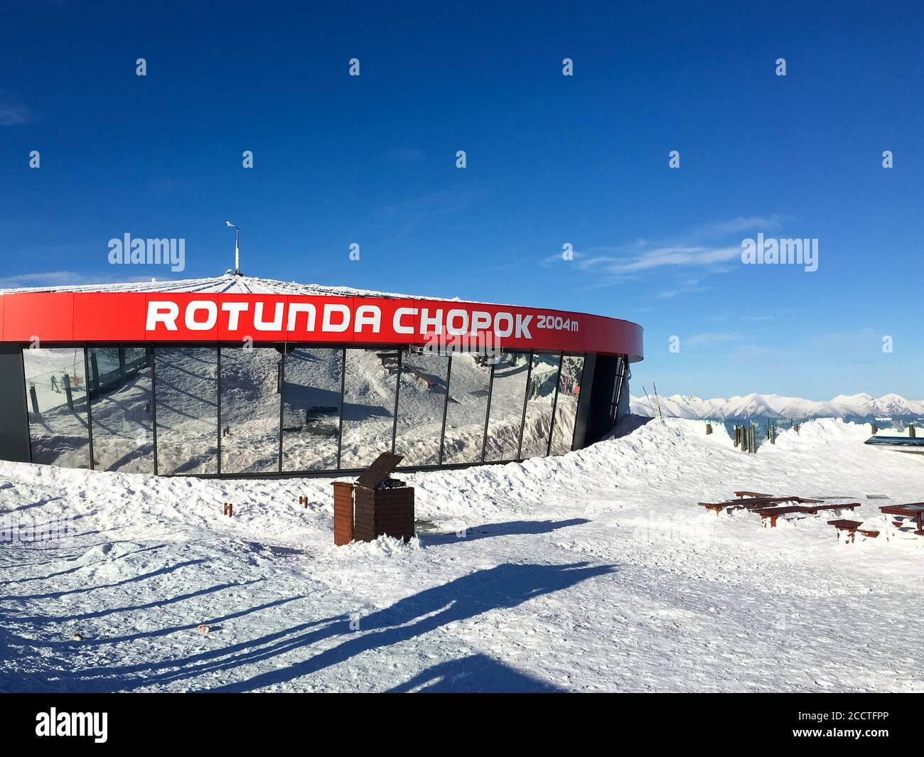 Le sommet de la colline Chopok en Slovaquie. Personne, ciel bleu clair et temps ensoleillé. Banque D'Images
