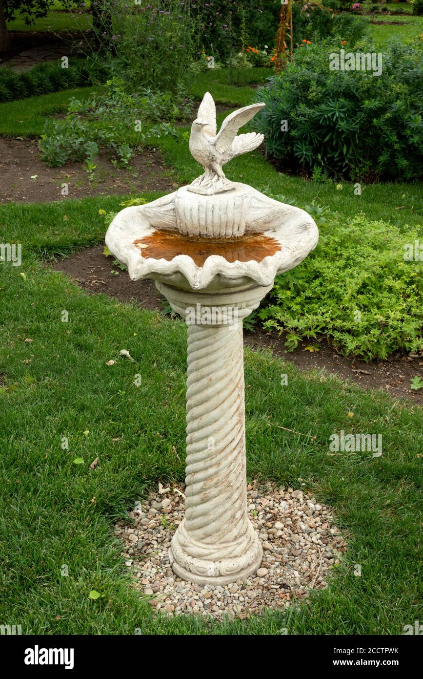 Bain d'oiseau ornemental classique ou bain d'oiseau et fontaine d'eau avec figurine de pigeon comme décoration de jardin Banque D'Images