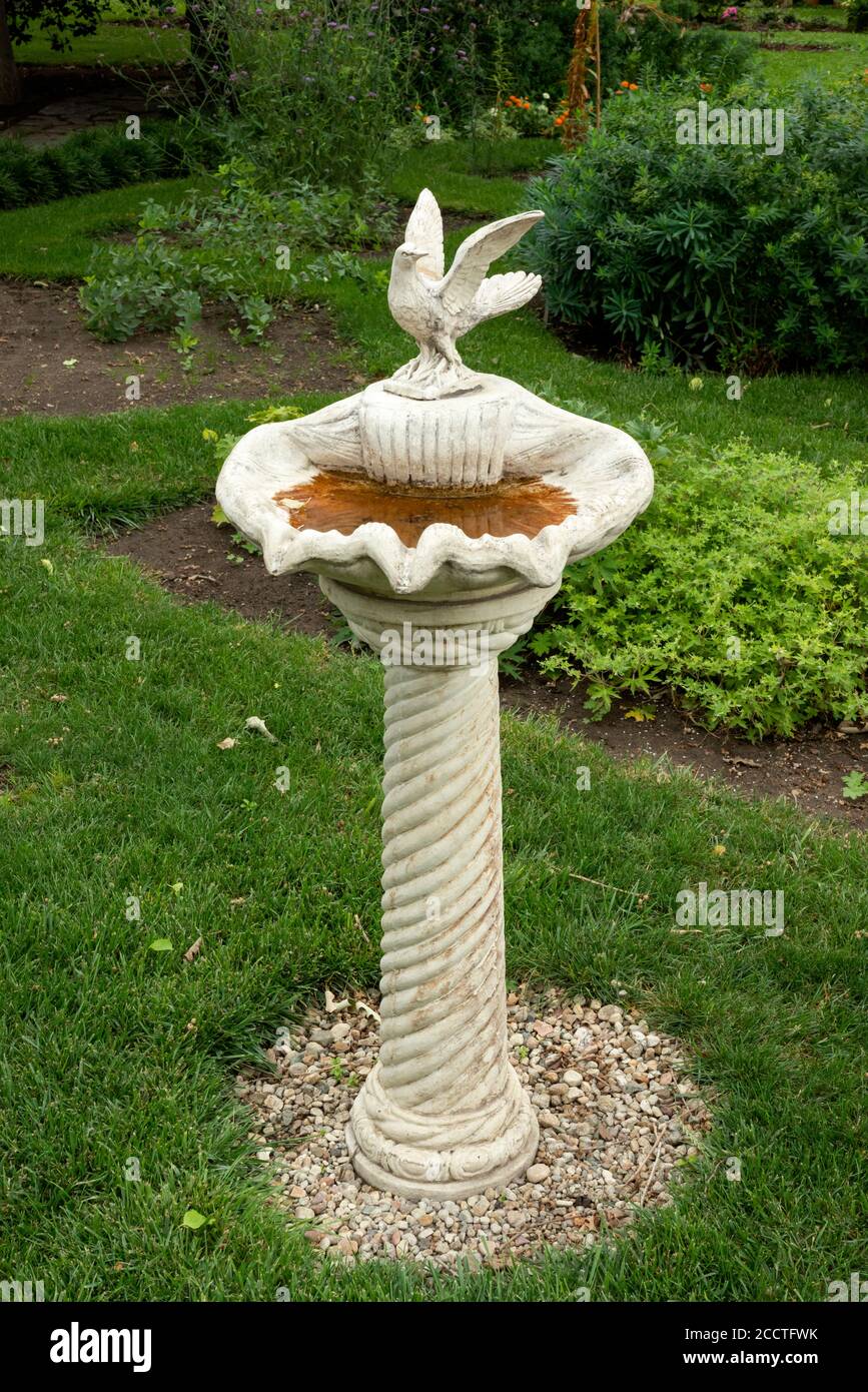 Unique et antique bain d'oiseau ornemental ou bain d'oiseau et eau fontaine  avec figurine de pigeon comme décoration de jardin Photo Stock - Alamy