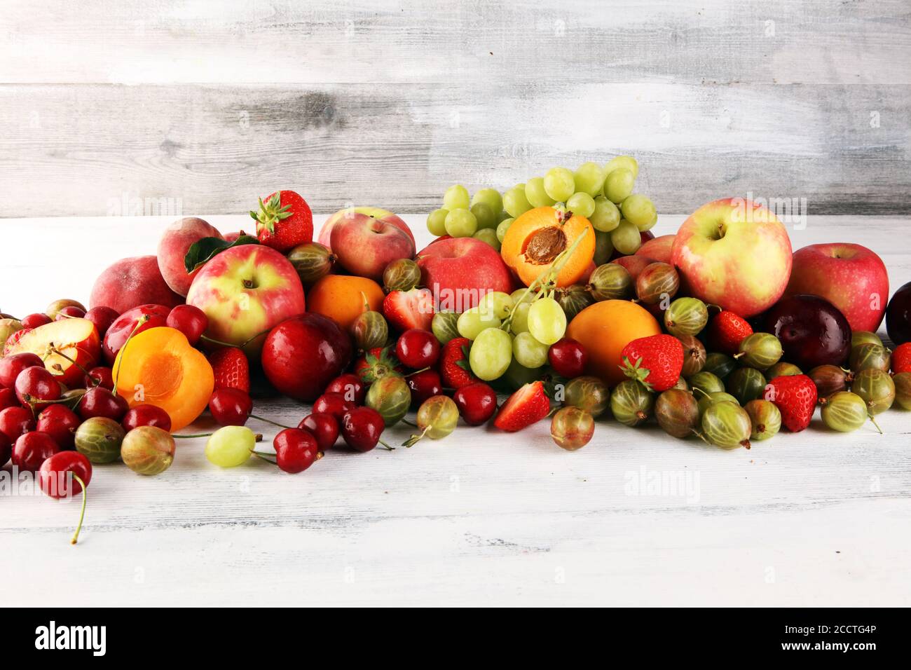 Fruits d'été frais avec pomme, raisin, baies, prunes et abricot biologique. Banque D'Images