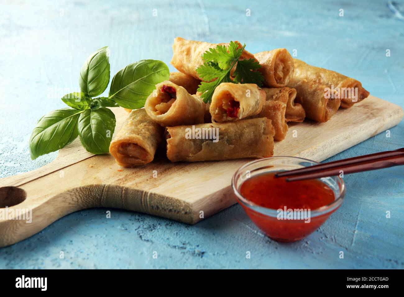 Rouleaux de printemps chinois frits avec sauce Chili douce sur fond Banque D'Images