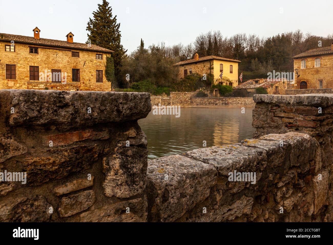 Dans le centre de Bagno Vignoni domine l'ancienne piscine thermale. Aujourd'hui la piscine est un monument protégé et la baignade est interdite ici. Mais le charme de l'ancienne salle de bain est parfaitement préservé. Plusieurs cafés et restaurants bordent le site historique, qui a souvent été la toile de fond des films. Banque D'Images